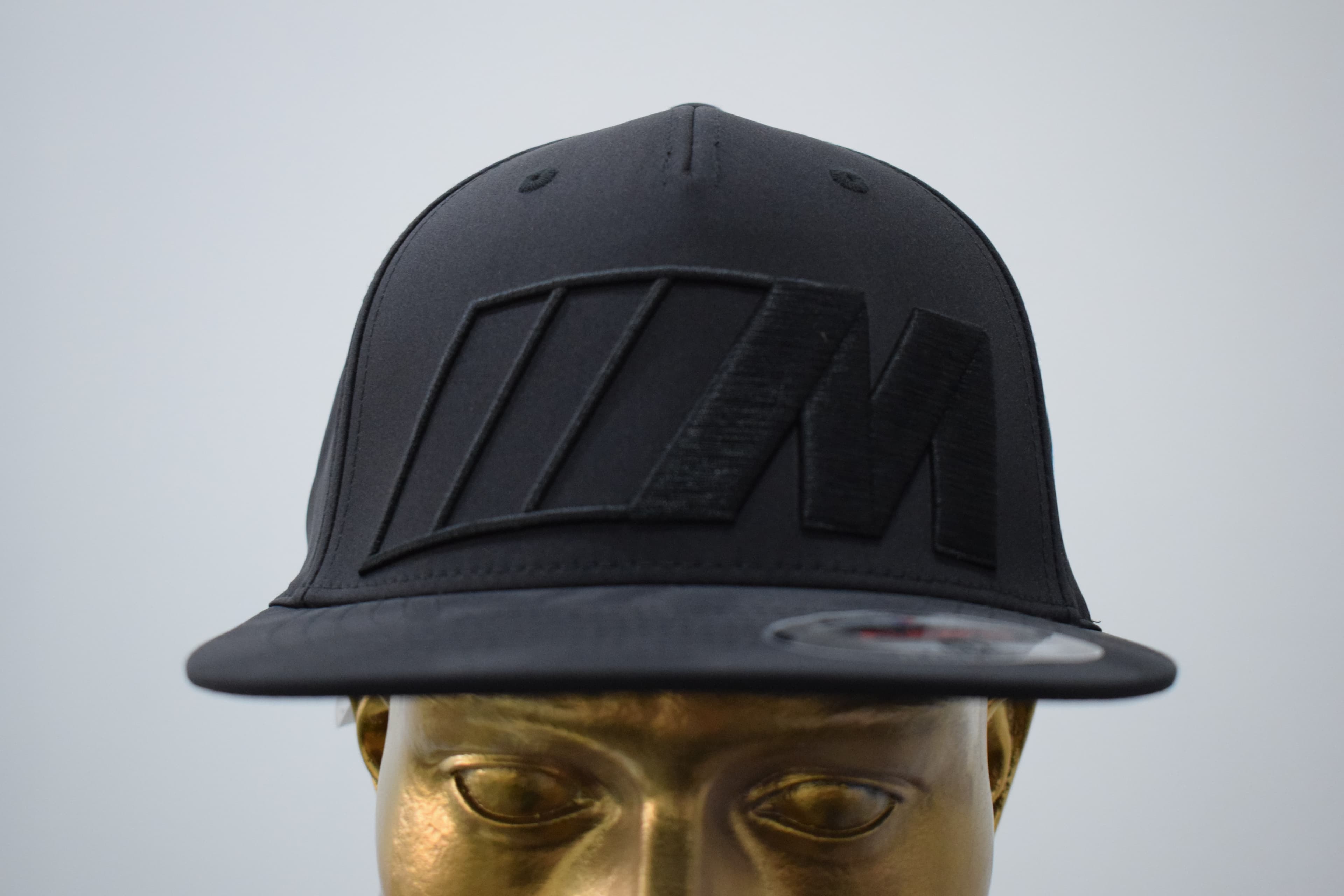 Gorra negra BMW M con logo bordado en relieve