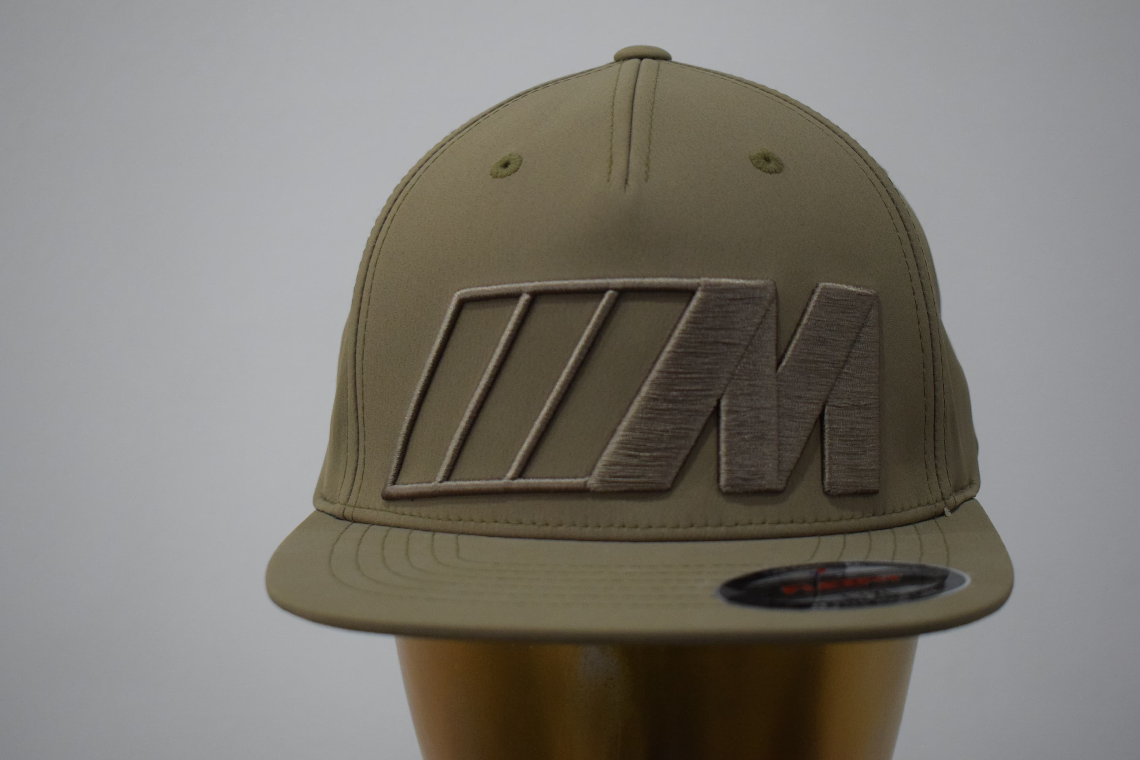Gorra BMW M color oliva con logo bordado