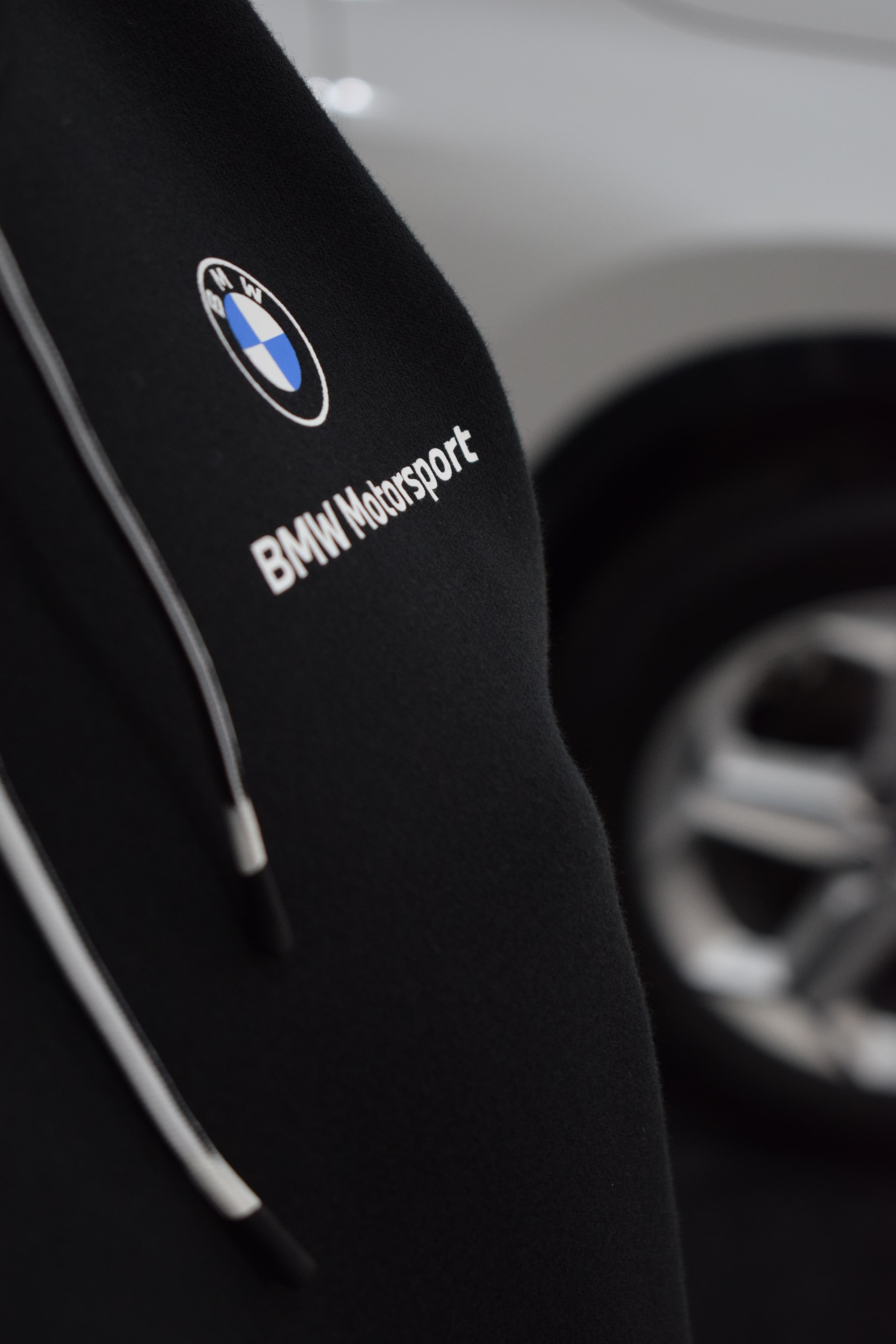 Detalle del logo BMW Motorsport estampado en un buzo negro