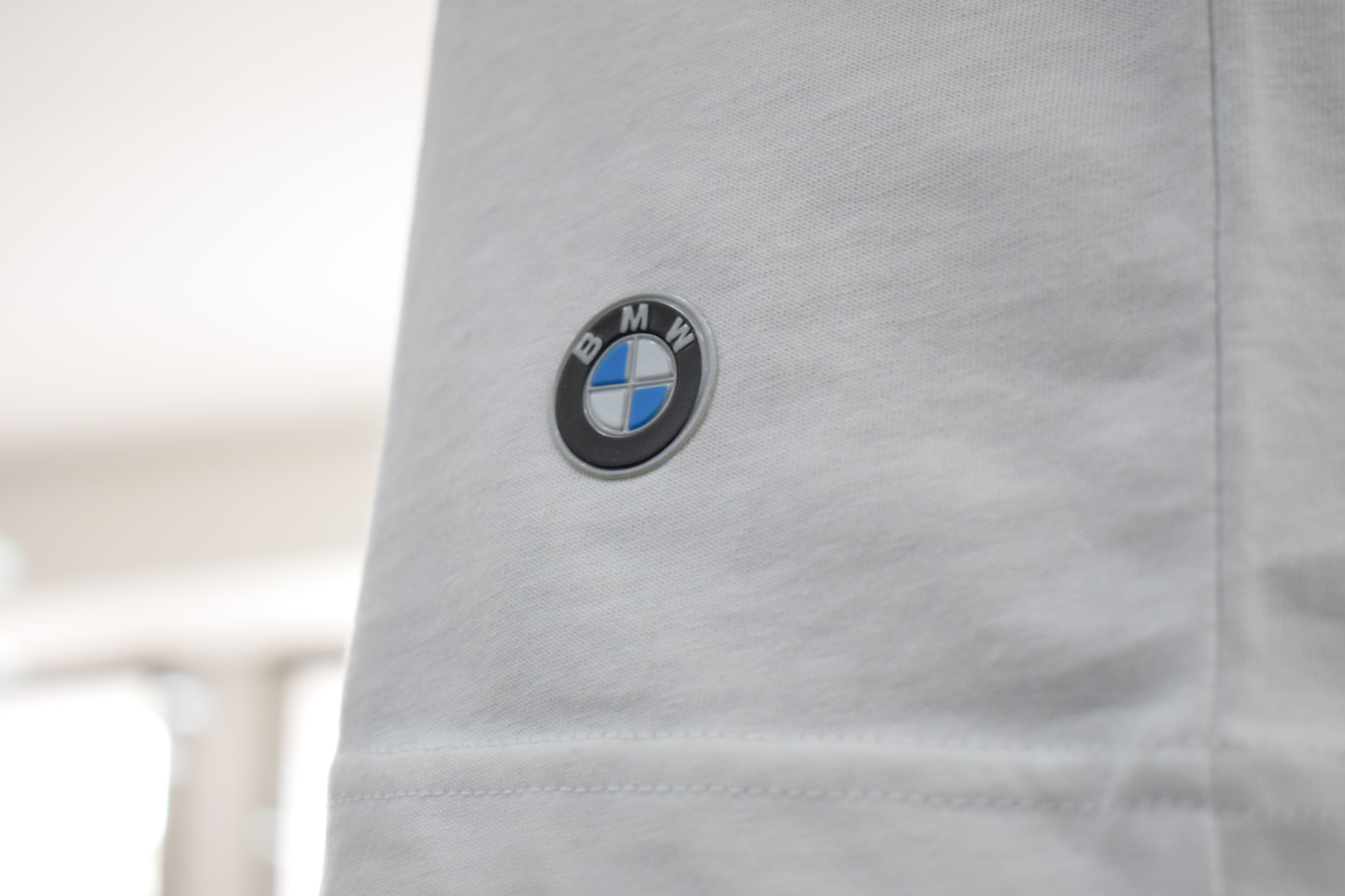 Logo BMW bordado en una remera blanca