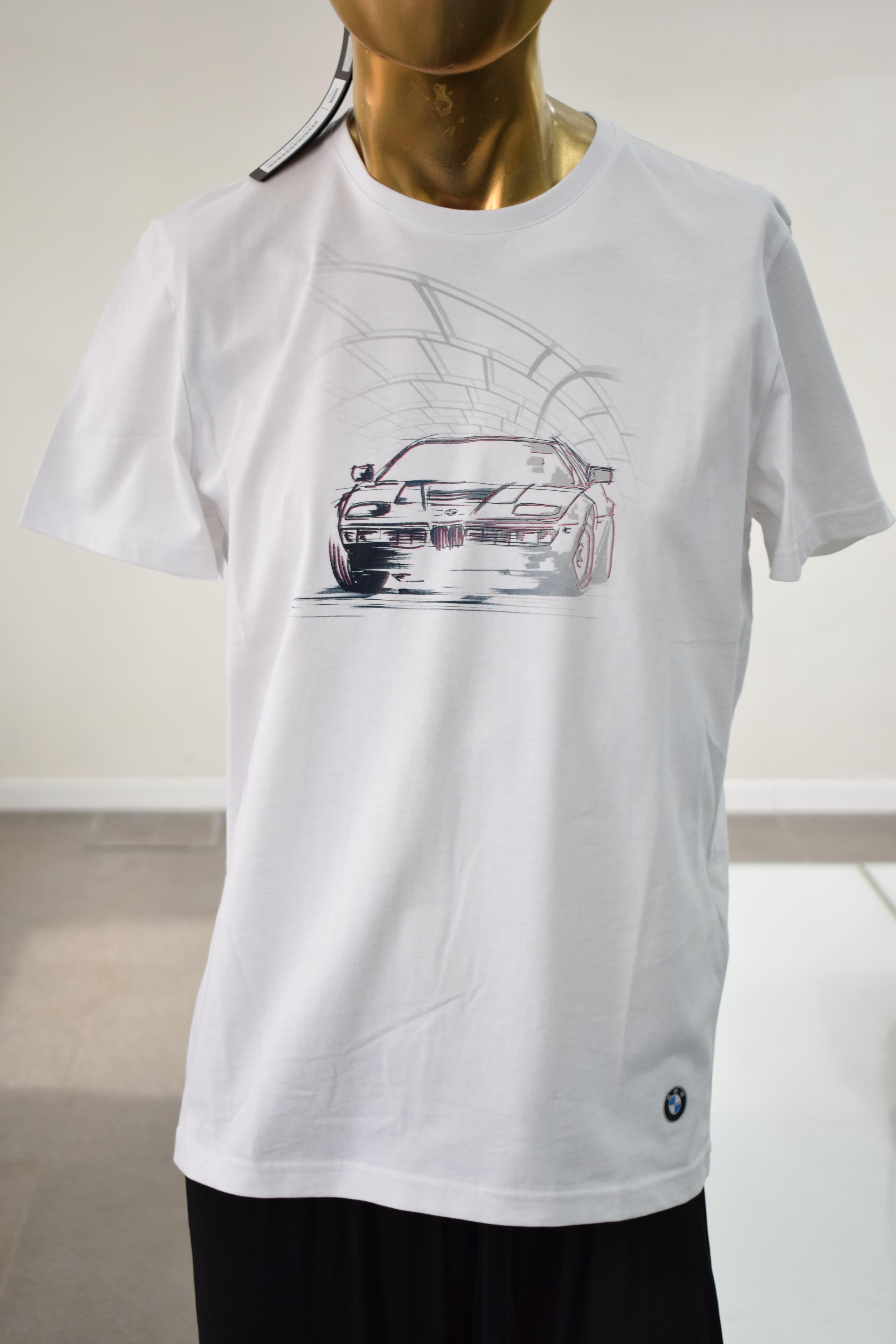 Remera blanca BMW con ilustración de un auto clásico