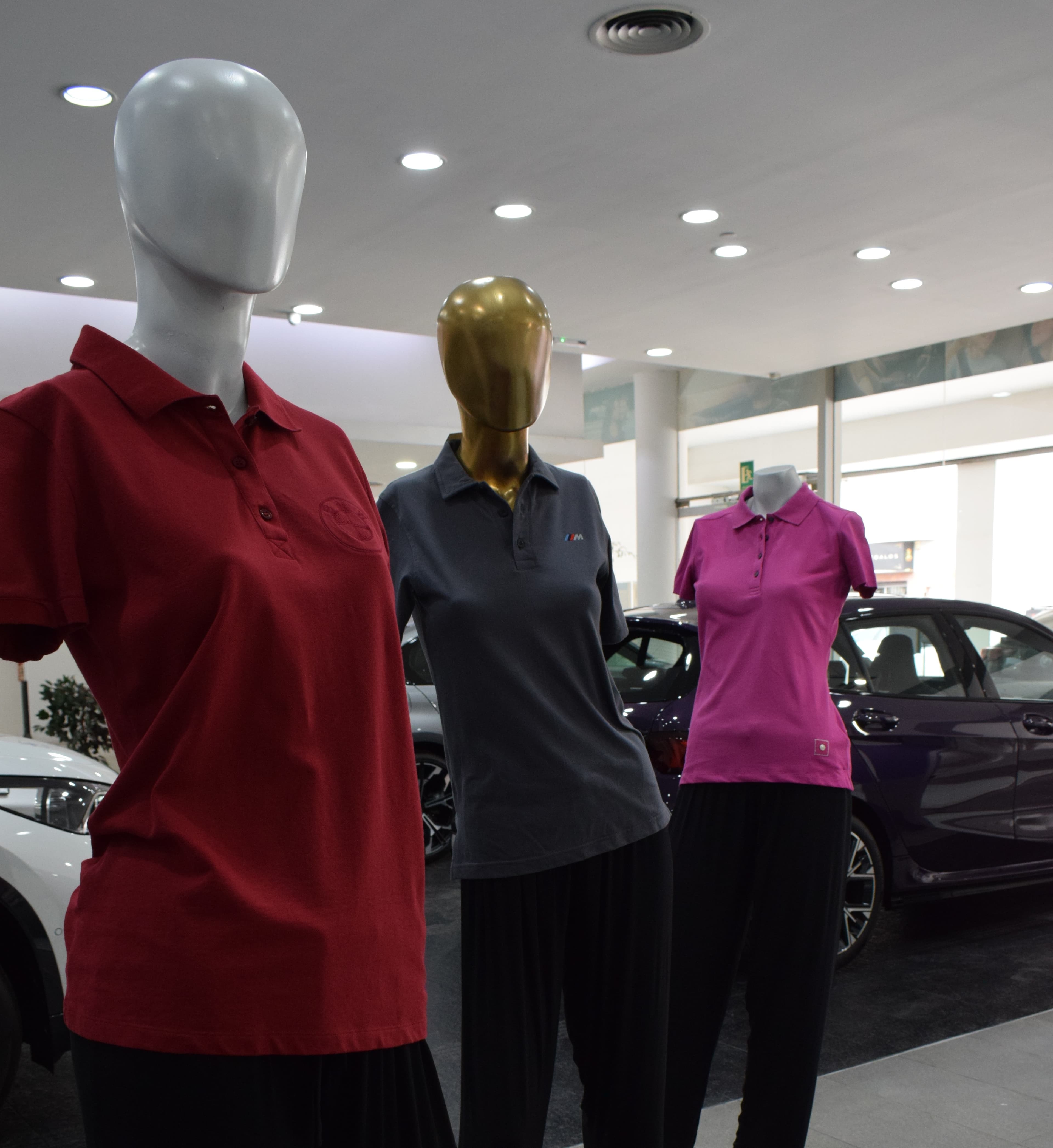 Chombas BMW en rojo, gris y fucsia exhibidas en el concesionario