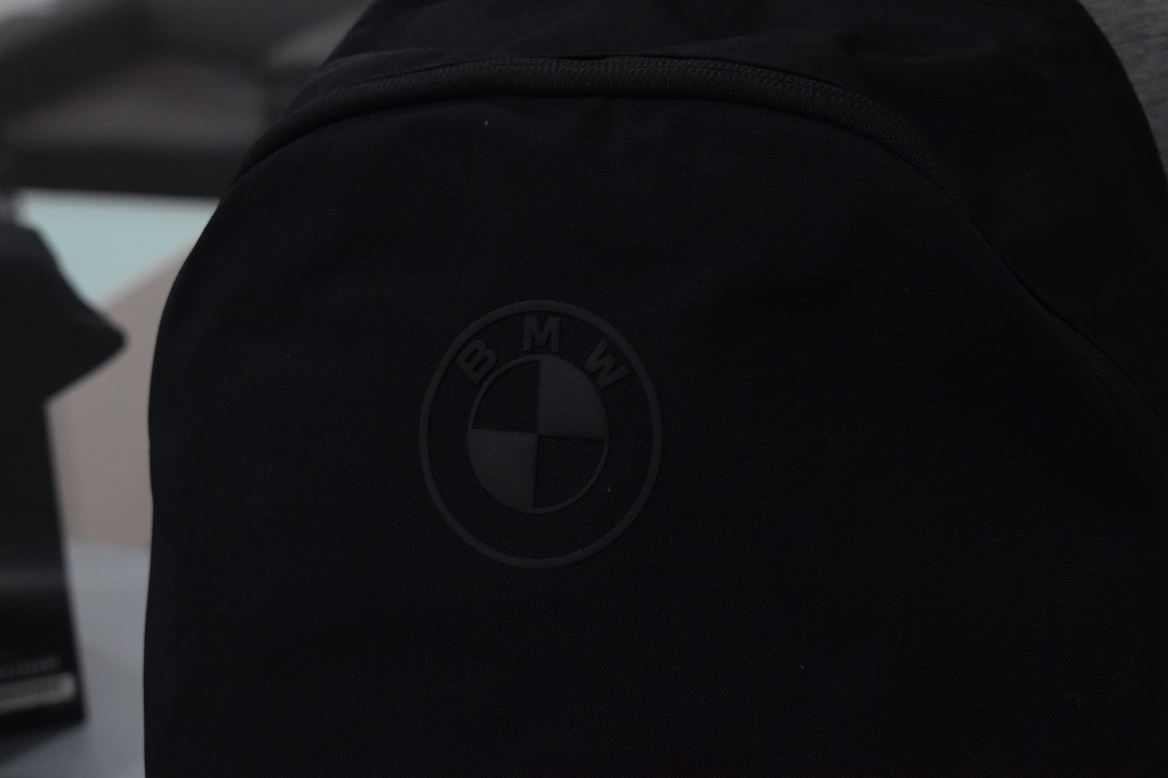 Logo BMW en relieve sobre una mochila negra