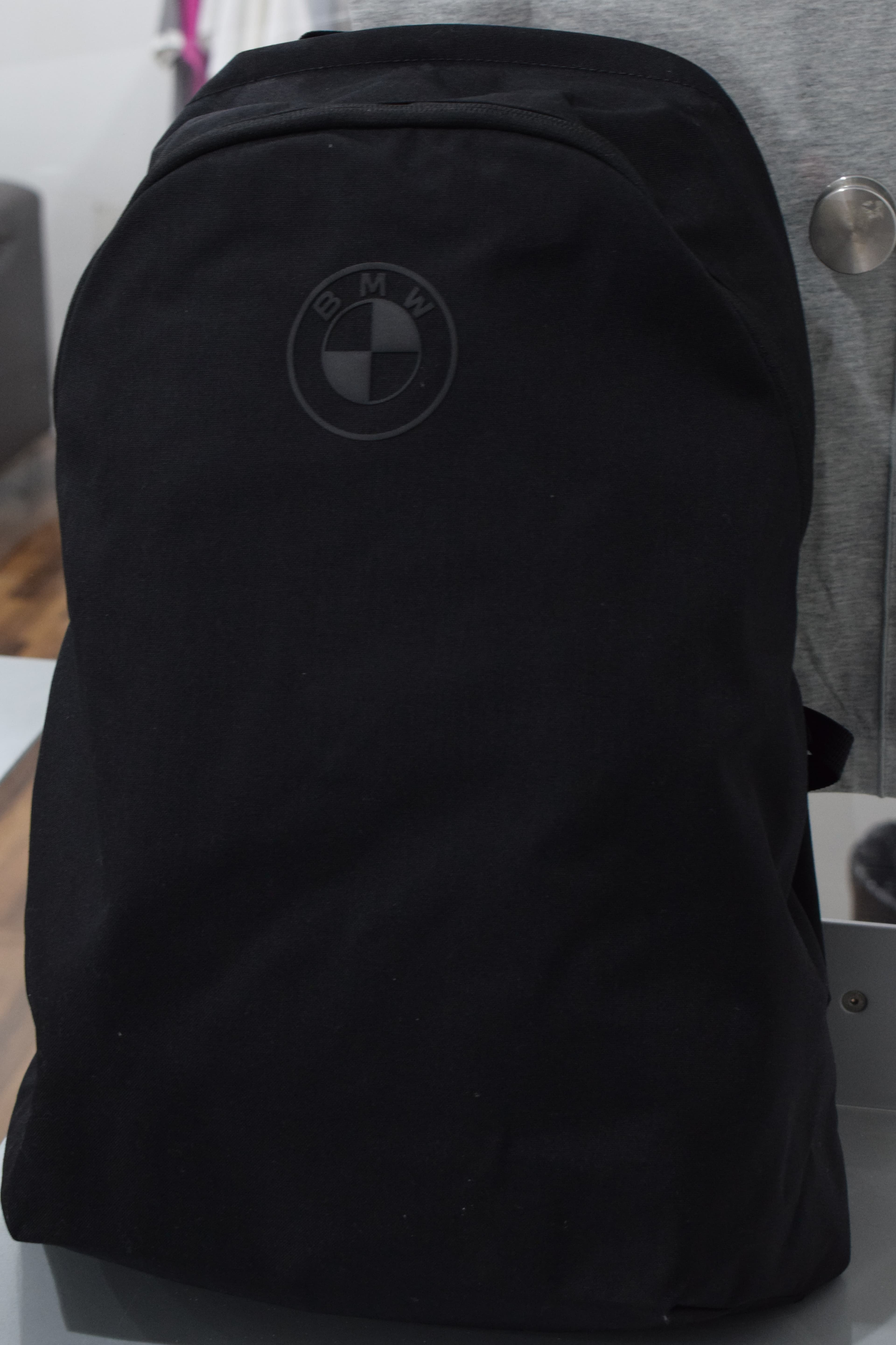 Mochila negra BMW con logo en relieve