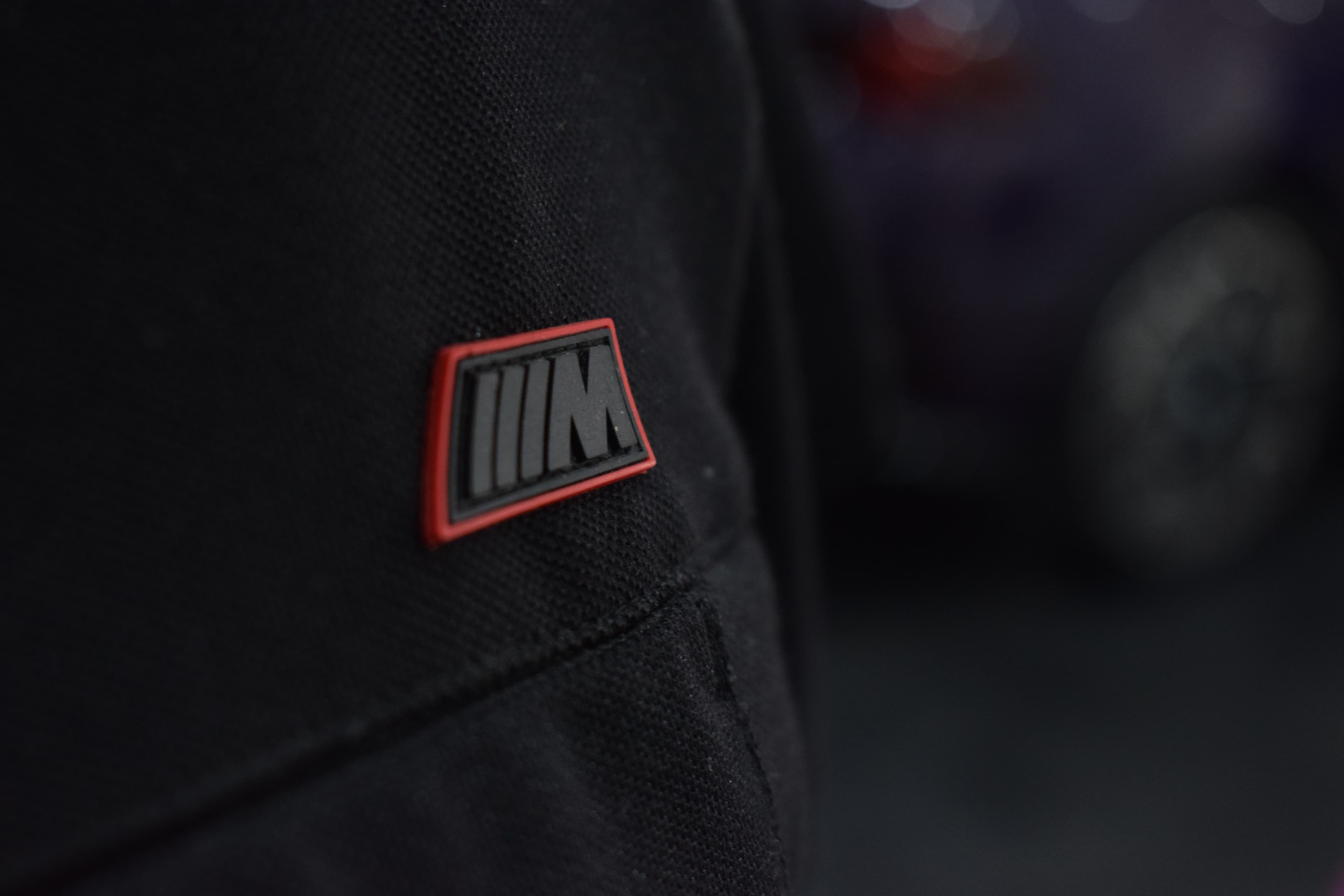 Parche de goma con el logo M