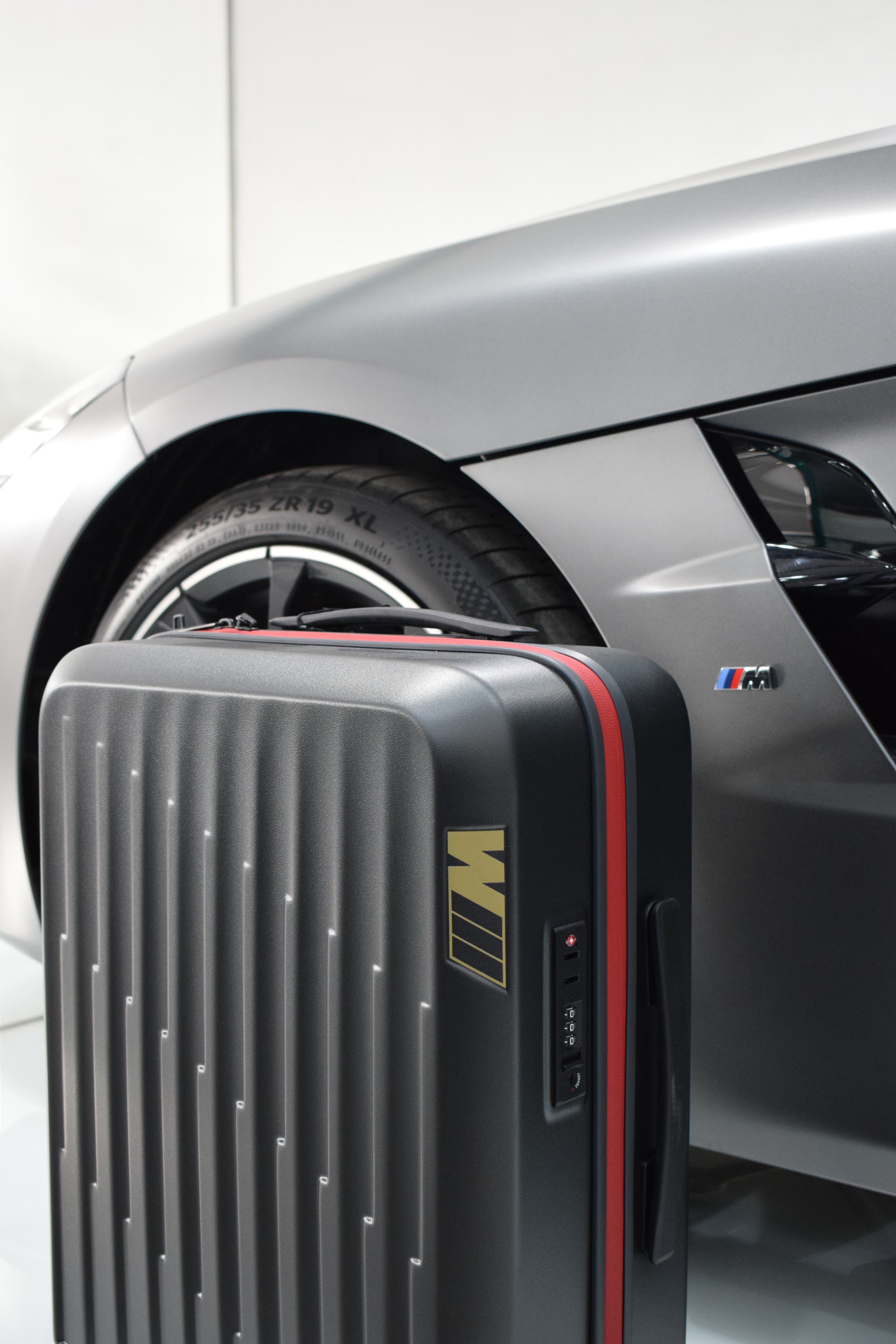 Valija BMW M junto a la rueda de un BMW