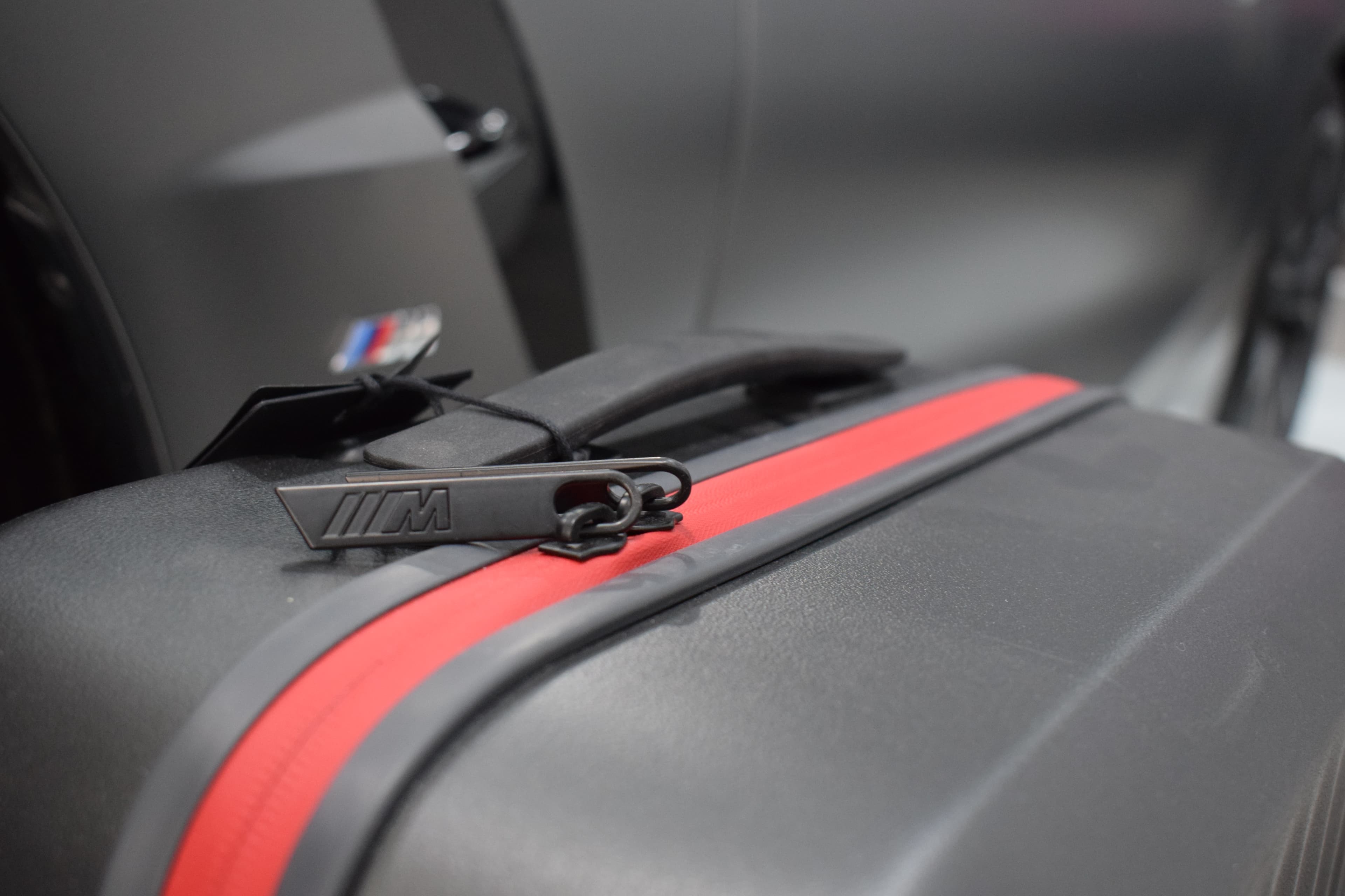 Detalle de la manija y el cierre de la valija BMW M
