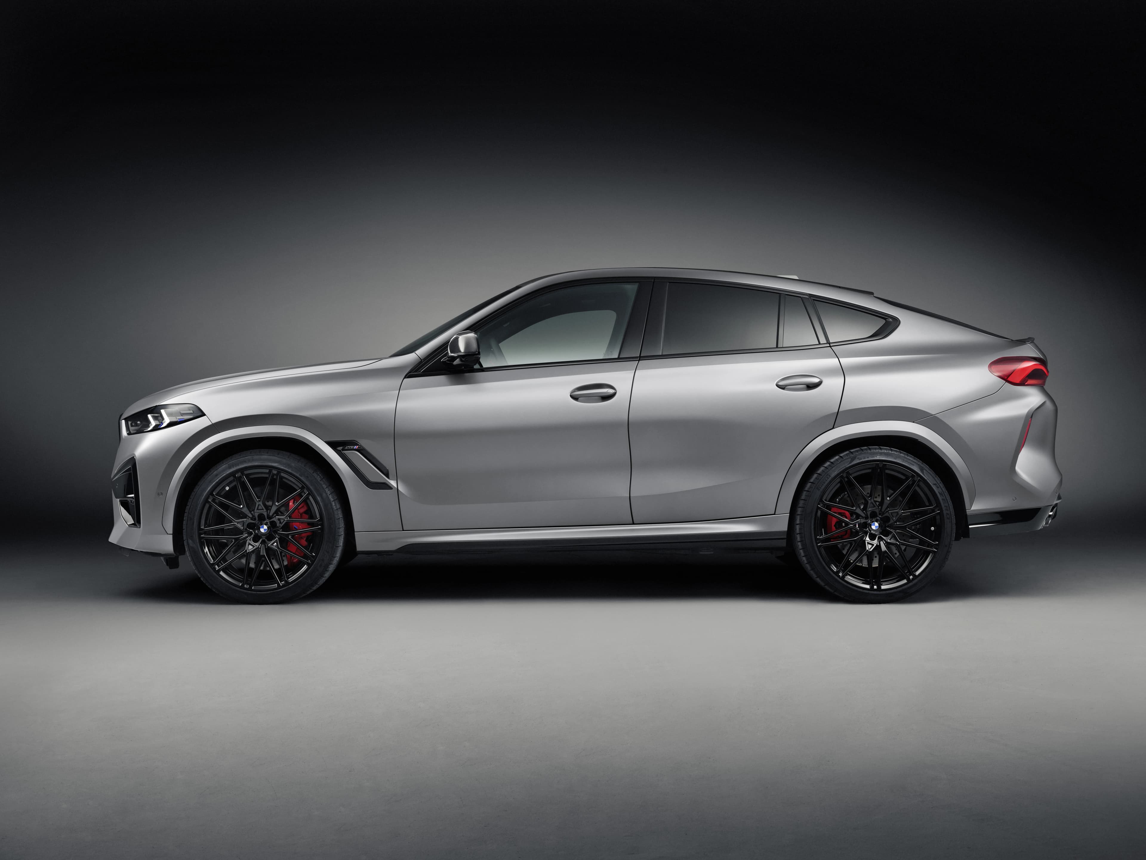 BMW X6 M Competition gris en un estudio